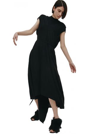 Черное платье без рукавов с поясом