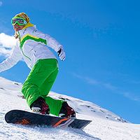 Спорт: как выбрать сноубордическую и горнолыжную куртку 