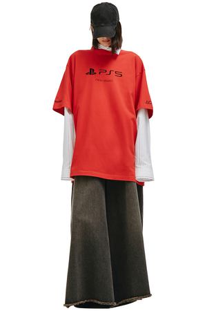 Красная футболка с принтом PS5