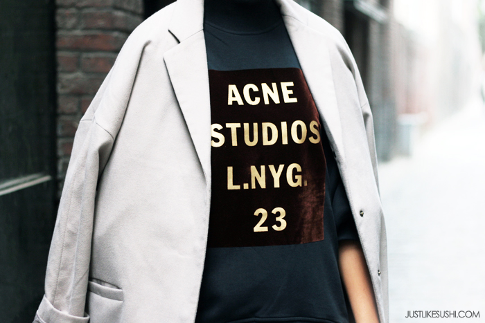 Acne studios интернет магазин. Acne Studios l/NYG/ 23. Acne Studios Постер. Acne Studios значок. Acne Studios история бренда.