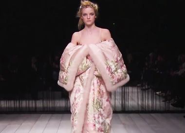 Видео: показ Alexander McQueen Осень/Зима 2016-2017