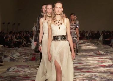 Видео: показ Alexander McQueen Весна/Лето 2017